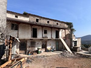 Prenova kraške hiše kot proces učenja in ohranjanja dediščine